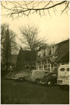 48588 Cafe de Bonte Os vanuit Deken van Baarsstraat, met zicht op kerk OLV Visitatie Budel, en Weeme pastorie van ...