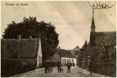48596 Prentbriefkaart latere Ant. Mathijsenstraat, Budel, met rechts het protestants kerkje en De Weeme pastorie van de ...