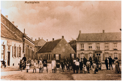 48605 Prentbriefkaart Marktplein en Nieuwstraat, Budelvlnr. slagerij van Lierop, woonhuis Toke en Betje Stevens ...