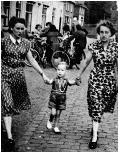 48613 Met moeder op stap, circa 1954