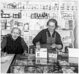 48655 Kruidenierswinkel Familie Govers Schoordijk Budel, circa 1970
