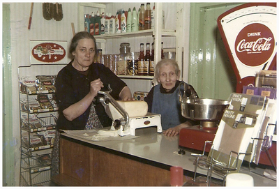 48658 Kruidenierswinkel Familie Govers Schoordijk Budel, circa 1970