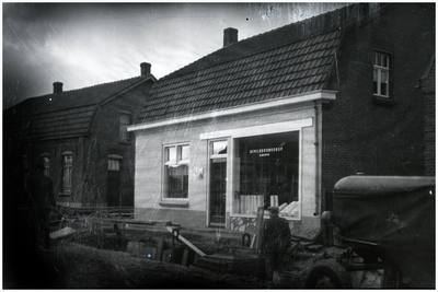 48671 Winkel schildersbedrijf Tinus Beerten, Budel, voorheen schoenmaker Knapen. Aanleg riolering, circa 1960