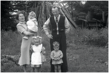48701 Familie van Hunsel - Davits, Budel, circa 1956