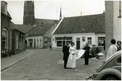 48754 Huwelijk Johan Glaudemans en Petra van Winkel, met op achtergrond vrnl. schoenmaker Mansvelt, bakker van Winkel, 1962