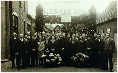 48826 Priesterfeest Neomist Pierrre Ras. 1e H. Mis. hoek Markt - Marktstraat fa. Ras-Fias woonde in 1932 in het huis. ...