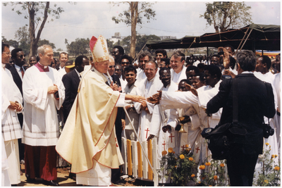 49100 Pater Mart Lammers uit Budel. Bezoek van de paus in de missie van Tanganyika (het huidige Tanzania).