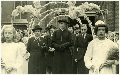 49105 Mart Lammers, Budel, Priesterwijding, eerste Heilige Mis, juli 1954