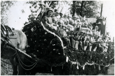 49127 Nationale Bevrijdingsoptocht Budel, buurt De Heikant Budel. De jeugd met oranje mutsen en rood wit blauwe ...