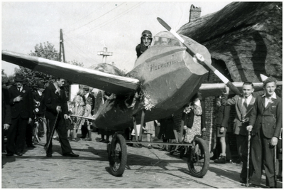 49130 Nationale Bevrijdingsoptocht Budel, Buurt de Meemortel, thema vliegtuig van de geallieerden getrokken door ...