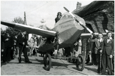 49130 Nationale Bevrijdingsoptocht Budel, Buurt de Meemortel, thema vliegtuig van de geallieerden getrokken door ...