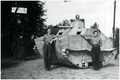 49147 Nationale Bevrijdingsoptocht Budel. Buurt : de Meemortel, thema: engelse tank, 22 september 1945
