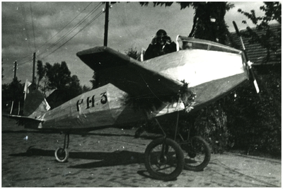 49150 Nationale Bevrijdingsoptocht Budel. Thema; geallieerd vliegtuig PH3 Buurt. de Meemortel, 22 september 1945