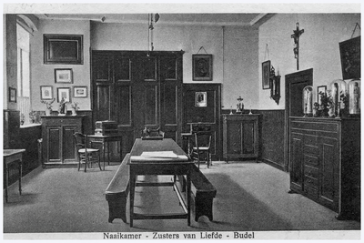 49154 Interieur klooster Zusters van Liefde naaikamer, klooster Kerkstraat Budel, ca 1920