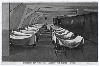 49155 Interieur Zusters van Liefde,slaapzaal klooster Kerkstraat Budel, ca 1920