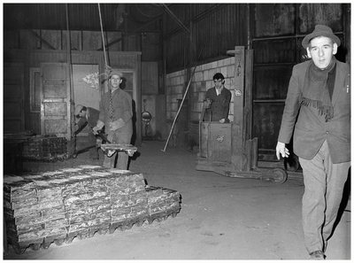 49248 Werken in de zinkfabriek Budel-Dorplein, gieterij Zinkfabriek Budel, 1955-1965