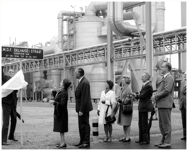 49257 Werken in de zinkfabriek Budel-Dorplein, Onthulling straatnaam bord . Oud directeur Del-Haise, 1955-1965