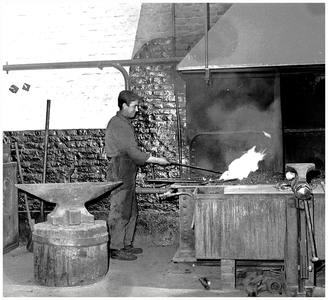 49299 Werken in de zinkfabriek Budel-Dorplein, werken aan het smidsvuur, 1955-1965