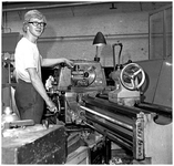49300 Werken in de zinkfabriek Budel-Dorplein, draaien in de werkplaats, 1955-1965