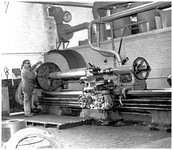 49301 Werken in de zinkfabriek Budel-Dorplein, draaien in de werkplaats, 1955-1965
