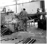 49302 Werken in de zinkfabriek Budel-Dorplein, draaien in de werkplaats, 1955-1965