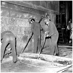 49304 Werken in de zinkfabriek Budel-Dorplein, zinkaftappen van de zink, 1955-1965