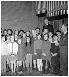 49307 Werken in de zinkfabriek Budel-Dorplein. kinder zangkoor in de kerk, met rechts vooraan meester Beckers, 1955-1965