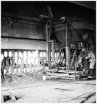 49311 Werken in de zinkfabriek Budel-Dorplein, laadmachine voor de ovens, 1955-1965