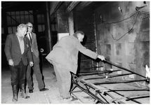 49313 Werken in de zinkfabriek Budel-Dorplein, aanmaken van oven, 1955-1965