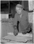 49316 Werken in de zinkfabriek Budel-Dorplein, oprollen electrolyseplaten, 1955-1965
