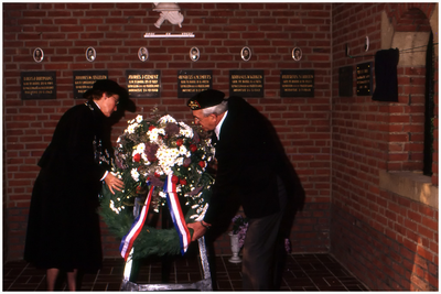 49346 Gedachteniskapel met namen van oorlogsslachtoffers, Budel, Kranslegging door burgemeester de Jong-Craje, 1997