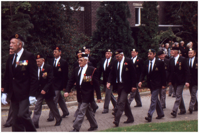 49347 Wapenbroeders herdenken oorlogsslachtoffers, Budel, 1997
