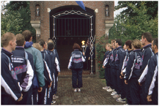 49351 Fakkelestaffete Weert-Brussel-Weert i.v.m. herdenking oorlog bij herdenkingskapelletje, 1997