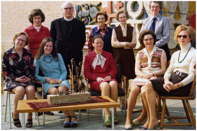 49363 Sint Anna-school, Budel, onderwijsteam samen met Pastoor van den Heuvel, Opening nieuwe school, 1974