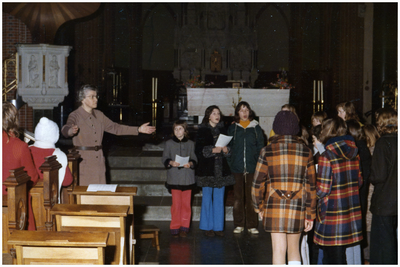49365 Zuster Corlinia met kinderkoor in de R.K. kerk O.L.V. Visitatie in Budel, 1974