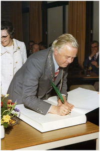 49371 Opening St. Anna-school, Budel, met officiële handtekening door burgemeester Boudrie uit Budel, 1974