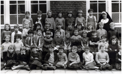 49378 Klassenfoto Sint Anna-school, Budel, met rechts zuster Imelda, ca 1965