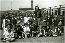 49379 Klassenfoto Sint Anna-school, Budel, met zuster Corlinea, ca 1965