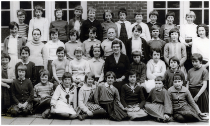 49380 Klassenfoto Sint Anna-school, Budel, ca 1965