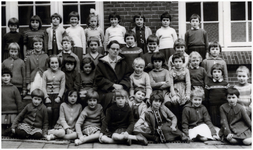 49382 Klassenfoto Sint Anna-school, Budel, met juffrouw Toos Rietra, ca 1965