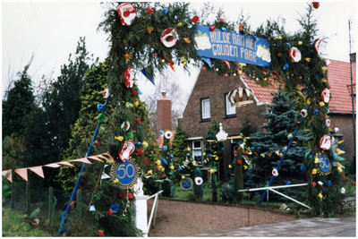 49392 Versieren bij 50 jartig huwelijk Kissen - van Tongerloo Gehele straat is versierd door de buurt., nov. 1988
