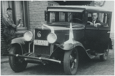 49424 Frans van Asten (benzineleverancier) in zijn Chevrolet, Budel-Schoot