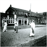 49425 Woning en Cafetaria 'Milano' van Nirke Hompes (rechts). Daarnaast woning met rijwielreparatie van Sjang Wijnen, 1981