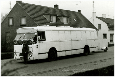 49428 Frans Corstjens voor zijn SRV wagen, Budel-Schoot, 1981