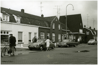49429 De verf- en behangwinkel van Toon (Toon de Bout) en Nel Rooymans-Corstjens, links op de foto, Budel-Schoot, 1981