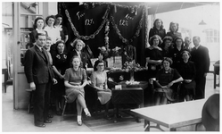 49437 12,5 jaar Jubileum dames die werkzaam waren bij Bera tricitagefabriek in Weert, circa 1935