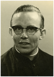 49458 Abé (pater) Jean Looijmans, afgestudeerd in Frankrijk, missionaris in Martinique, 21-02-1959