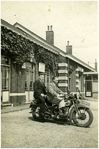 49461 Station Budel-Schoot met de heren Schoenmakers en Zeewald., 04-07-1947