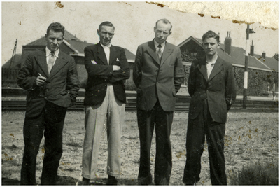 49462 De heren Schoenmakers en Zeewald met 2 onbekenden voor station Budel-Schoot, 04-07-1947