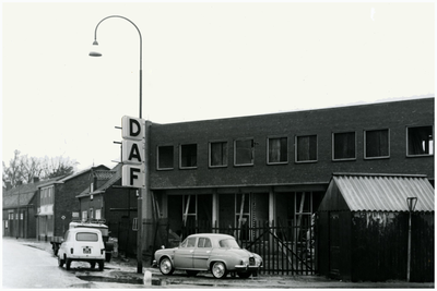 49482 Bouw garage Verhoeven, hoek Burg. van Houtstraat/Nieuwstraat, Budel, ca 1960